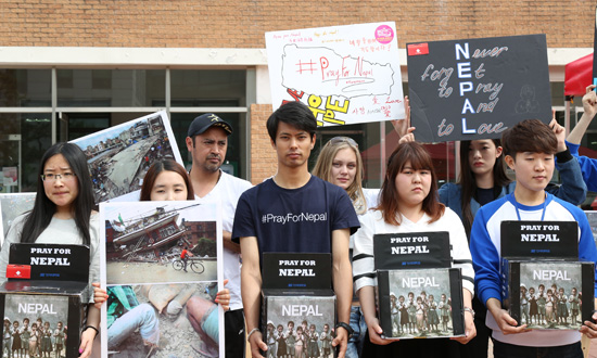 방송인 수잔(도시계획·부동산학부 11학번, 왼쪽에서 세 번째)이 죽전캠퍼스 학생회관 앞에서 네팔 지진 피해자 구호 성금 활동을 펼치고 있다.