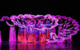 檀国大学的舞蹈系举办了纪念建校65周年的精彩华丽的表出