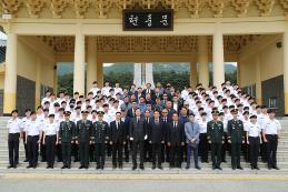 학군단, “순국 동문에 경의 표해” 대전현충원 참배