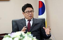 ‘한국 시리즈 우승’ 두산 베어스 김태형 동문, 대학 방문해 감사 인사 전해