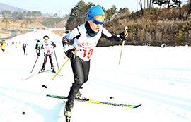 为了应战平昌冬奥会选拔滑雪新人，第9届中斋杯全国小学生滑雪比赛举行