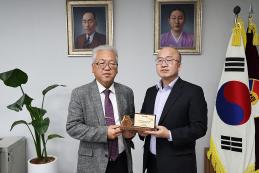 이용원 교수(의예과), 난치암 연구위한 발전기금 1천만 원 기탁
