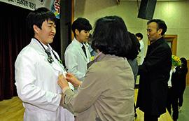 Hippocratic Oath pledge and ‘White Coat Ceremony’ held for future physicians in Cheonan